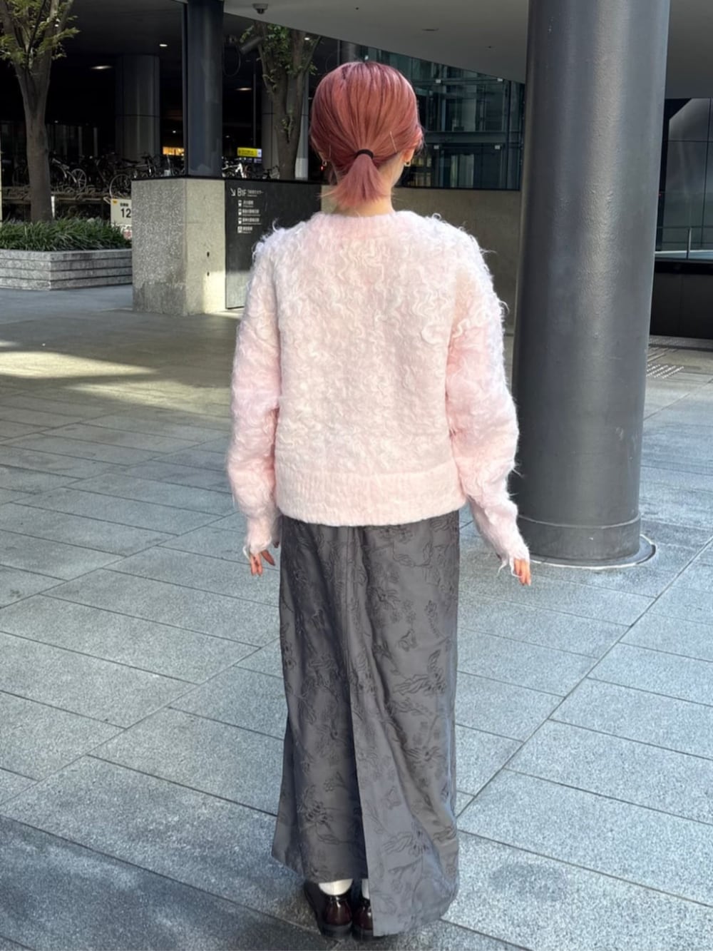 ピンク系のカーディガン/ボレロ、グレー系のスカートを着用したレディースの秋コーディネートの3枚目の写真