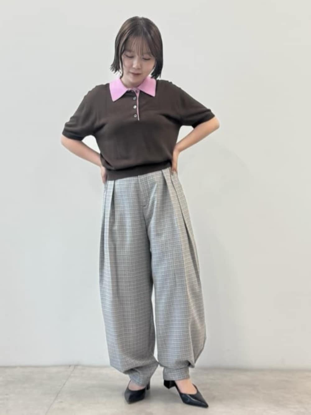 ブルー系のその他パンツ、ブラウン系のポロシャツを着用したレディースの春コーディネートの2枚目の写真