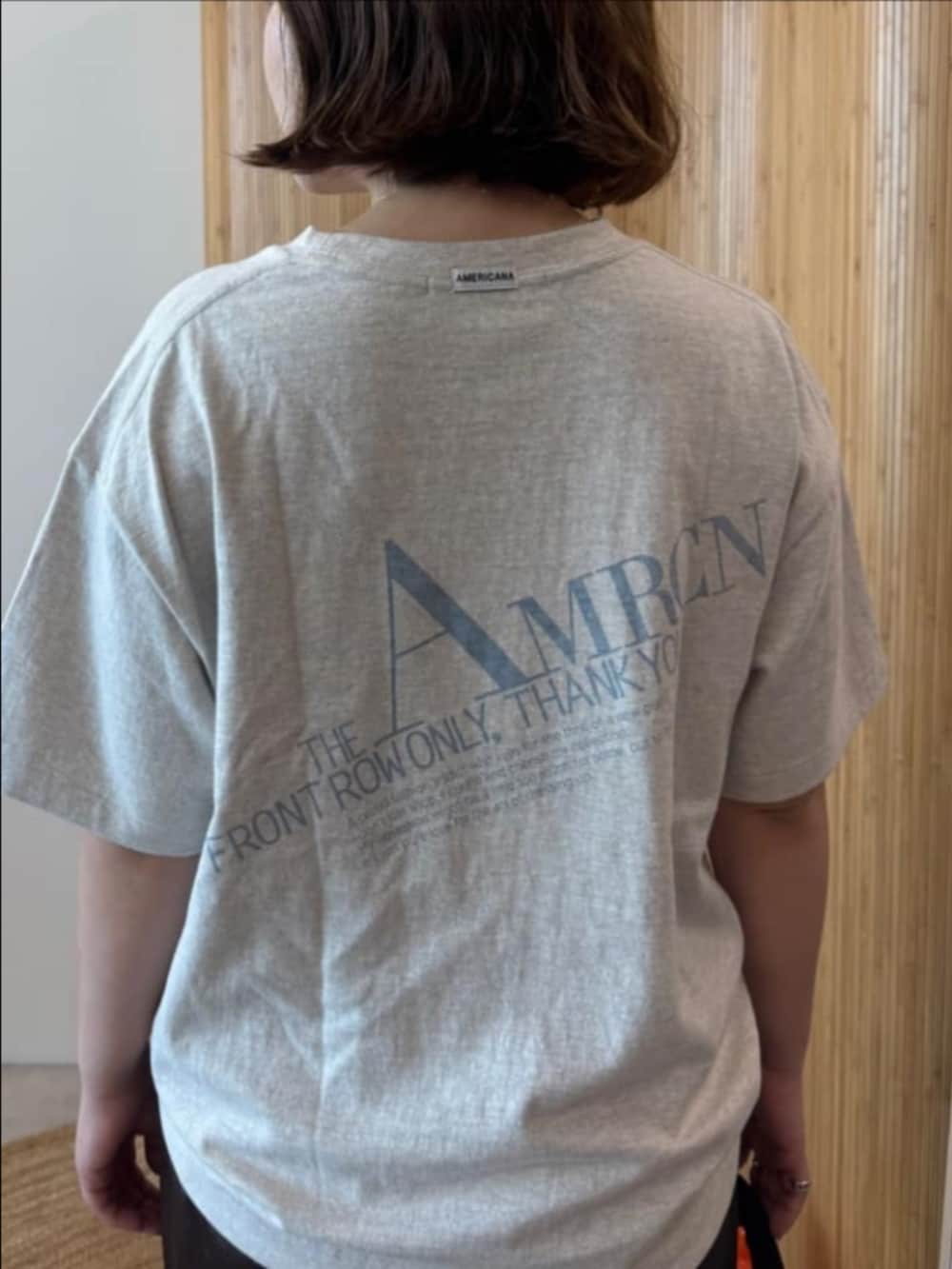 ホワイト系のTシャツ/カットソー、ブラック系のハンドバッグを着用したレディースの夏コーディネートの6枚目の写真