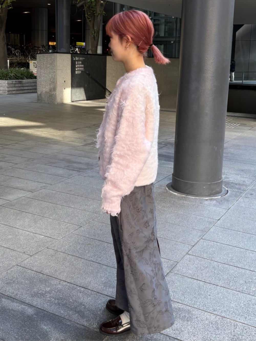 ピンク系のカーディガン/ボレロ、グレー系のスカートを着用したレディースの秋コーディネートの2枚目の写真