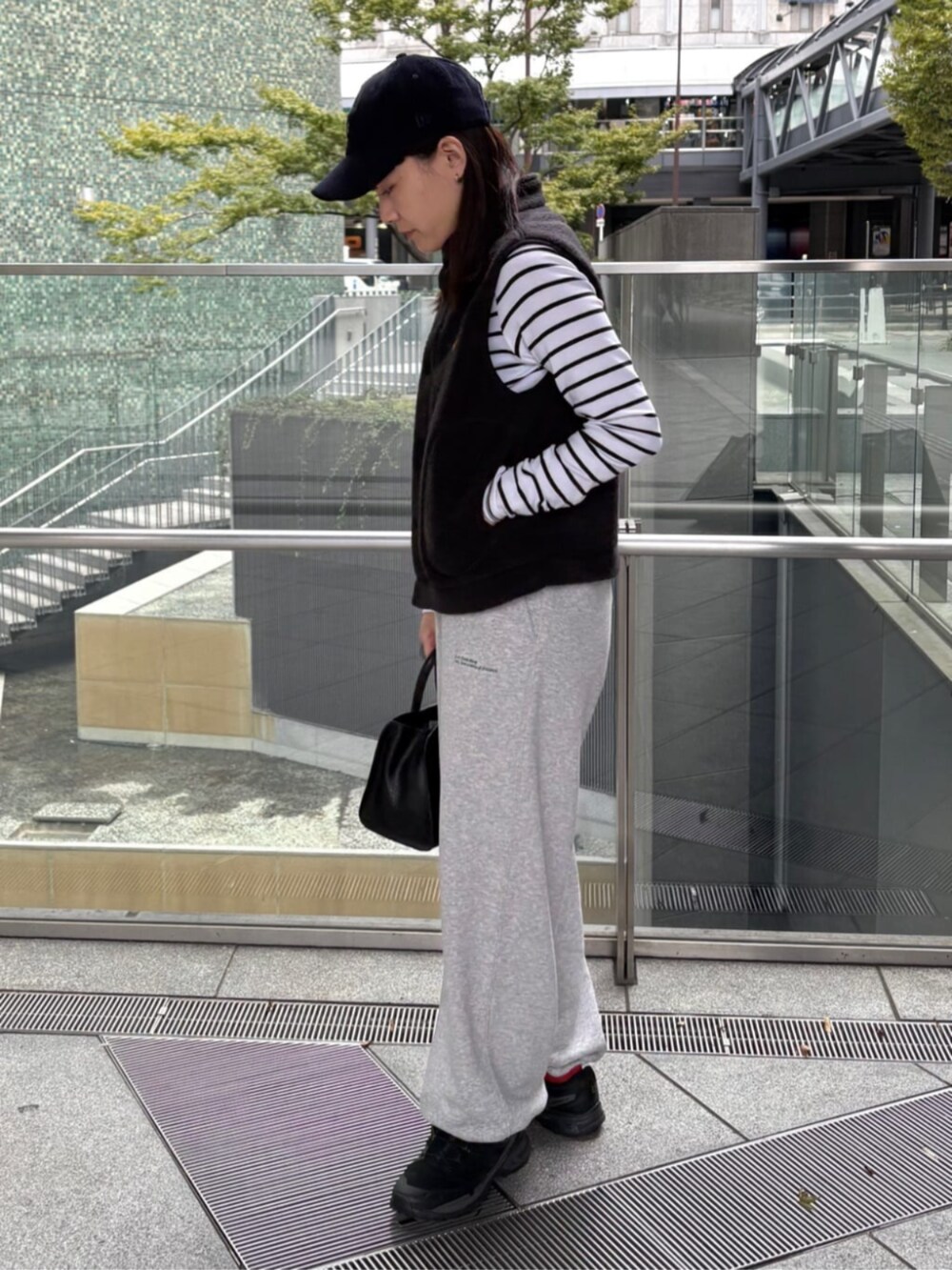 グレー系のスウェットパンツを着用したレディースの秋コーディネートの2枚目の写真