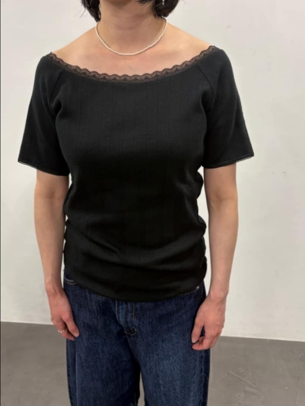 ブラック系のTシャツ/カットソー、ブルー系のデニムパンツを着用したレディースの夏コーディネートの5枚目の写真