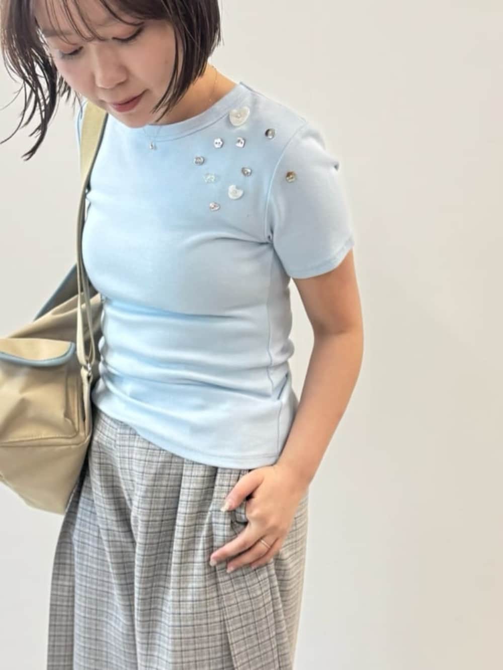 ベージュ系のバックパック/リュック、ブルー系のその他パンツ、ブルー系のTシャツ/カットソーを着用したレディースの春コーディネートの2枚目の写真