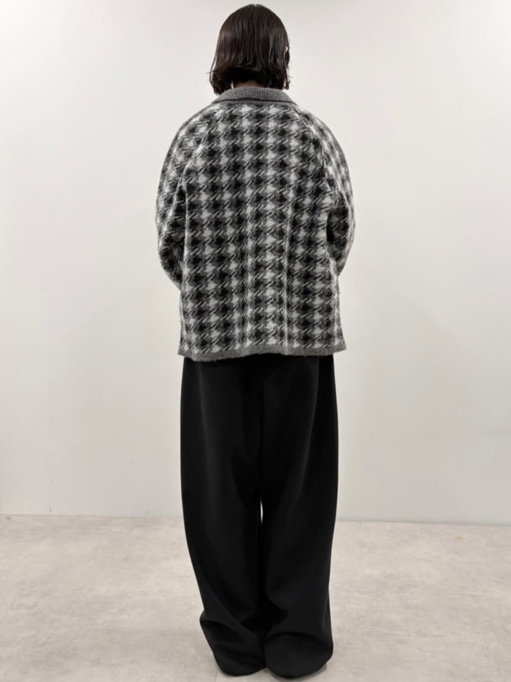 ブラック系のローファー、グレー系のカーディガン/ボレロ、ピンク系のニット/セーターを着用したレディースの秋コーディネートの3枚目の写真