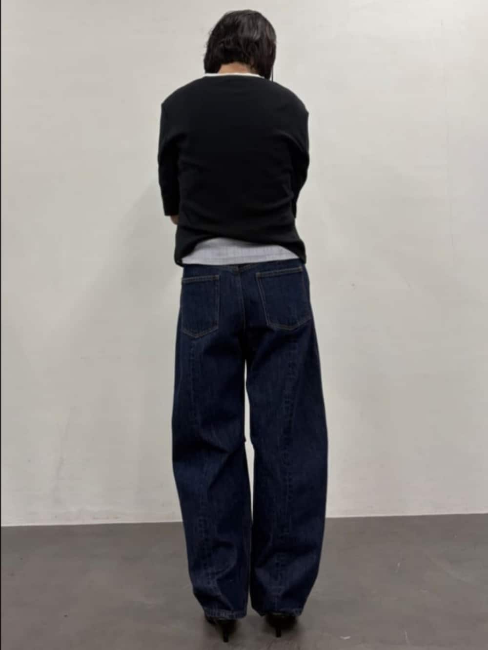 ブラック系のカーディガン/ボレロ、グレー系のカーディガン/ボレロ、ブルー系のデニムパンツを着用したレディースの夏コーディネートの3枚目の写真