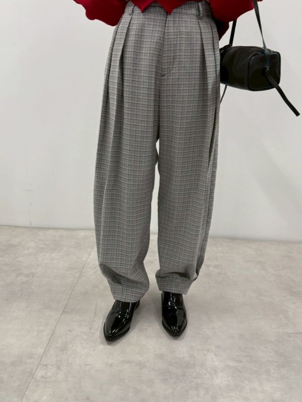 ブラック系のローファー、ブルー系のスウェット、ブラック系のショルダーバッグを着用したレディースの冬コーディネートの7枚目の写真