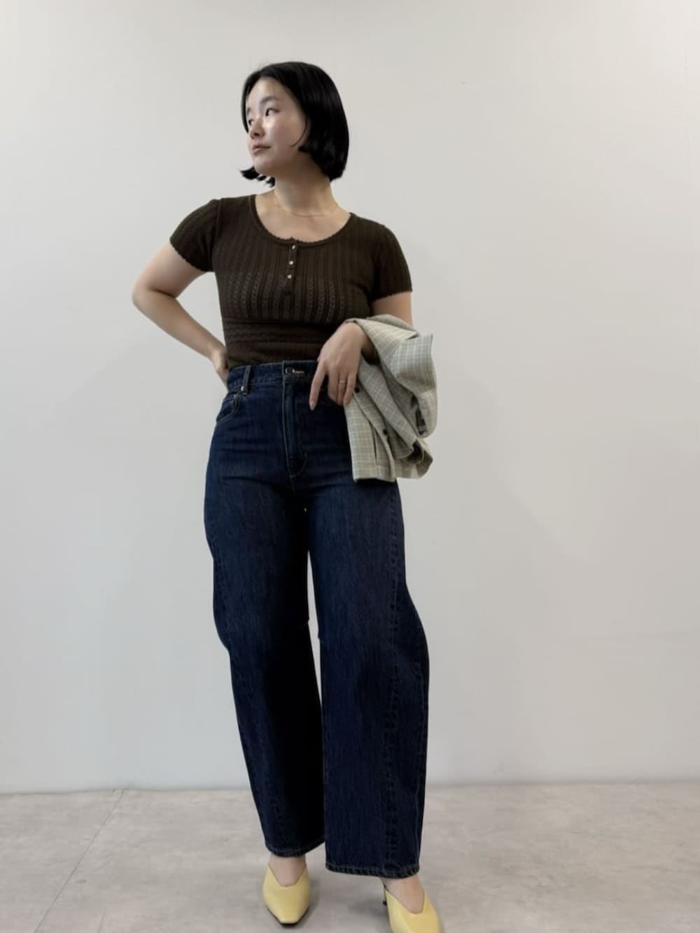 ブルー系のデニムパンツ、ブラウン系のTシャツ/カットソー、ブルー系のシャツ/ブラウスを着用したレディースの春コーディネートの2枚目の写真