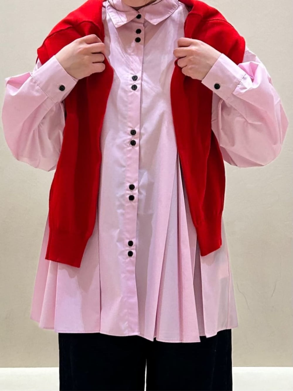 ピンク系のシャツ/ブラウスを着用したレディースの冬コーディネートの4枚目の写真