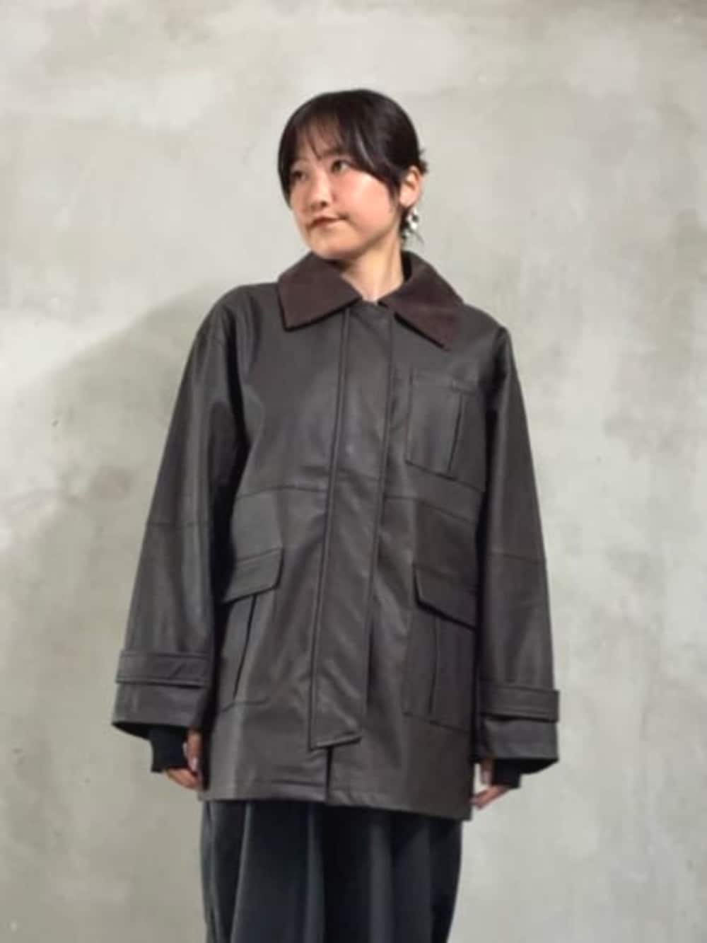 ブラウン系のブルゾンを着用したレディースの秋コーディネートの3枚目の写真