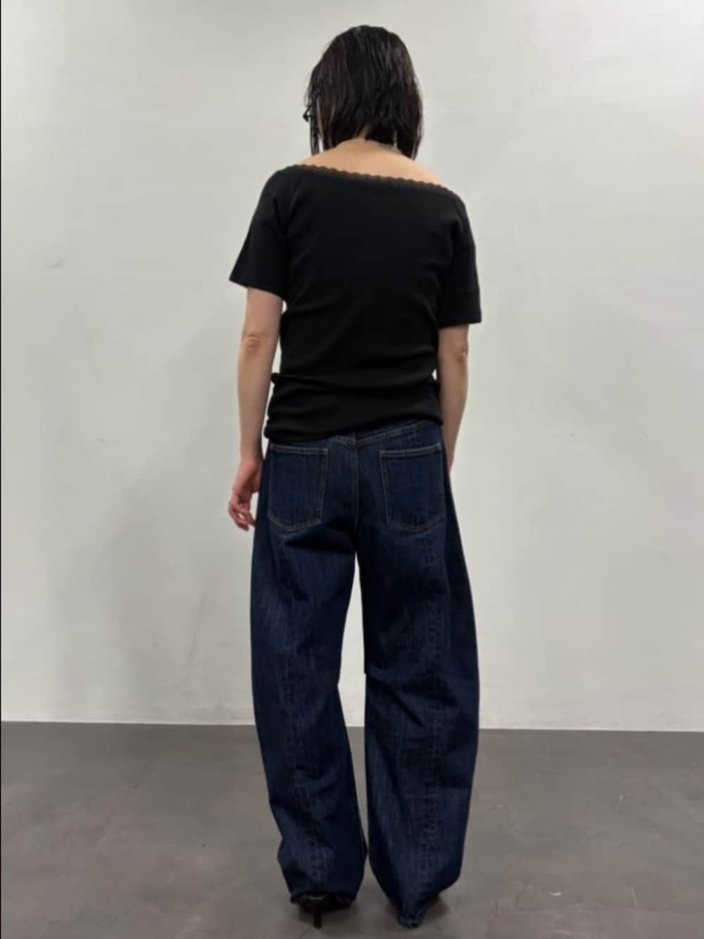 ブラック系のTシャツ/カットソー、ブルー系のデニムパンツを着用したレディースの夏コーディネートの3枚目の写真