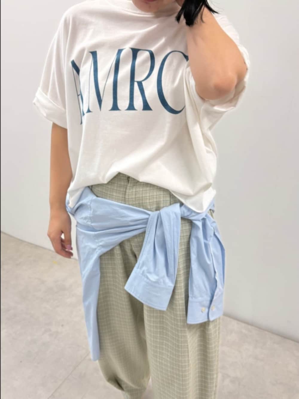 ホワイト系のTシャツ/カットソー、ブルー系のその他パンツを着用したレディースの夏コーディネートの4枚目の写真