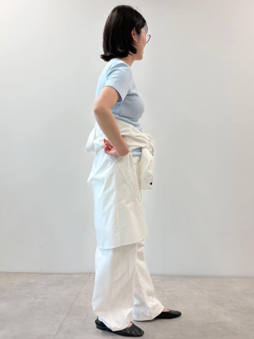 ホワイト系のシャツ/ブラウス、ホワイト系のデニムパンツ、ブルー系のTシャツ/カットソーを着用したレディースの春コーディネートの3枚目の写真