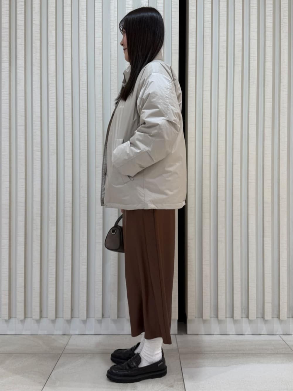 ホワイト系のダウンジャケット/コートを着用したレディースの冬コーディネートの2枚目の写真