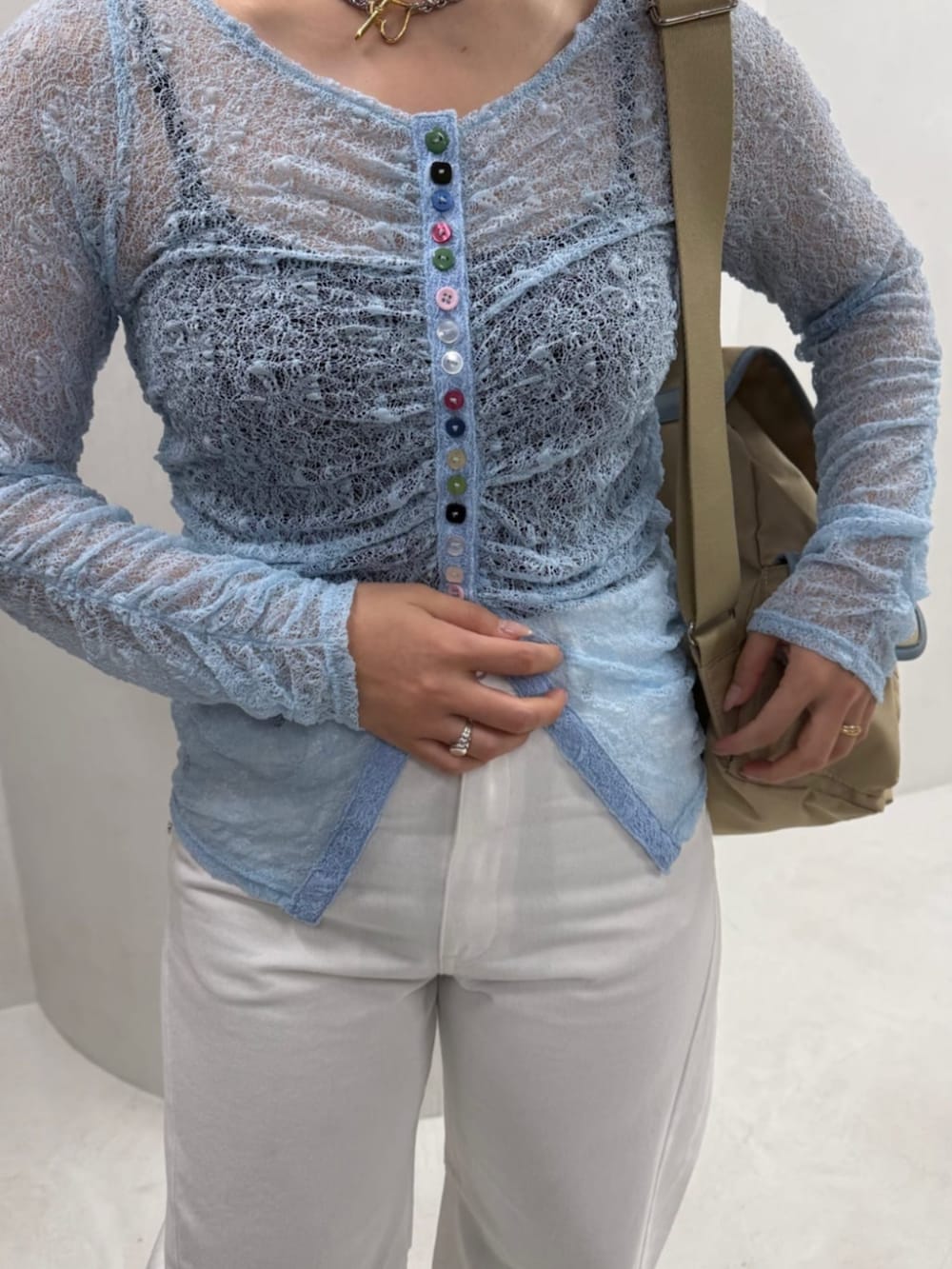 ブルー系のニット/セーター、ベージュ系のバックパック/リュックを着用したレディースの冬コーディネートの4枚目の写真