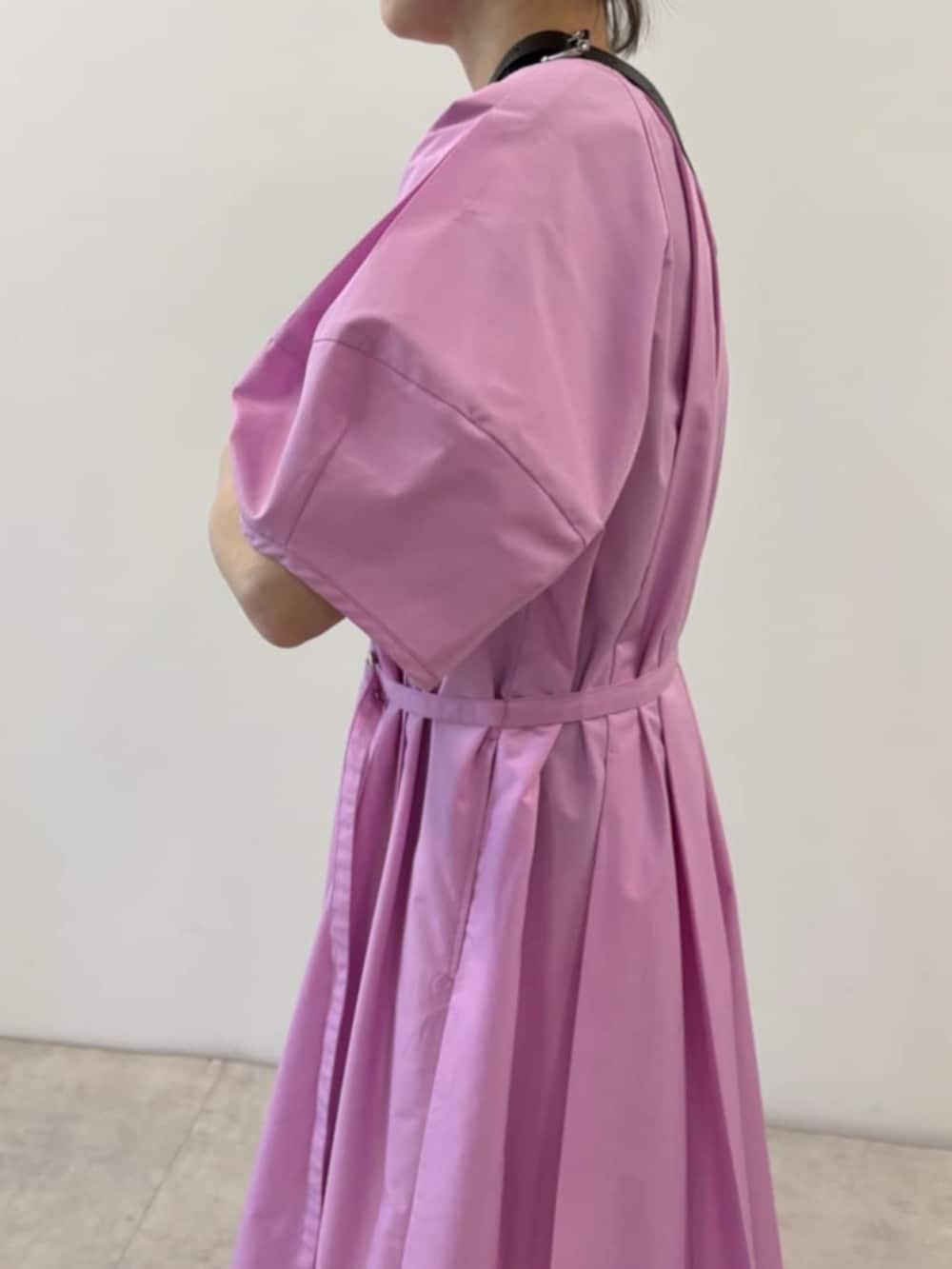 ブラック系のボディバッグ/ウエストポーチ、ピンク系のワンピースを着用したレディースの春コーディネートの5枚目の写真