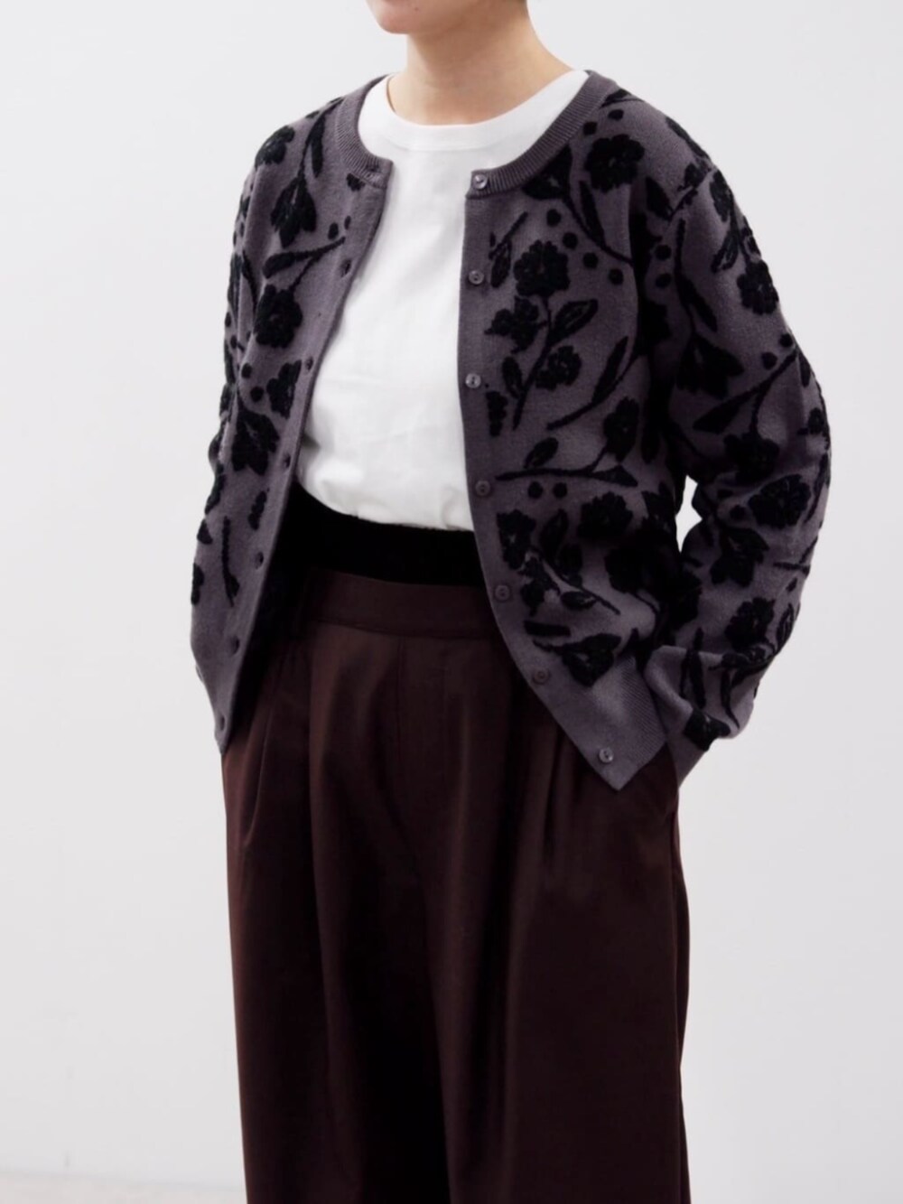 ブラウン系のスラックス、グレー系のカーディガン/ボレロを着用したレディースの秋コーディネートの4枚目の写真