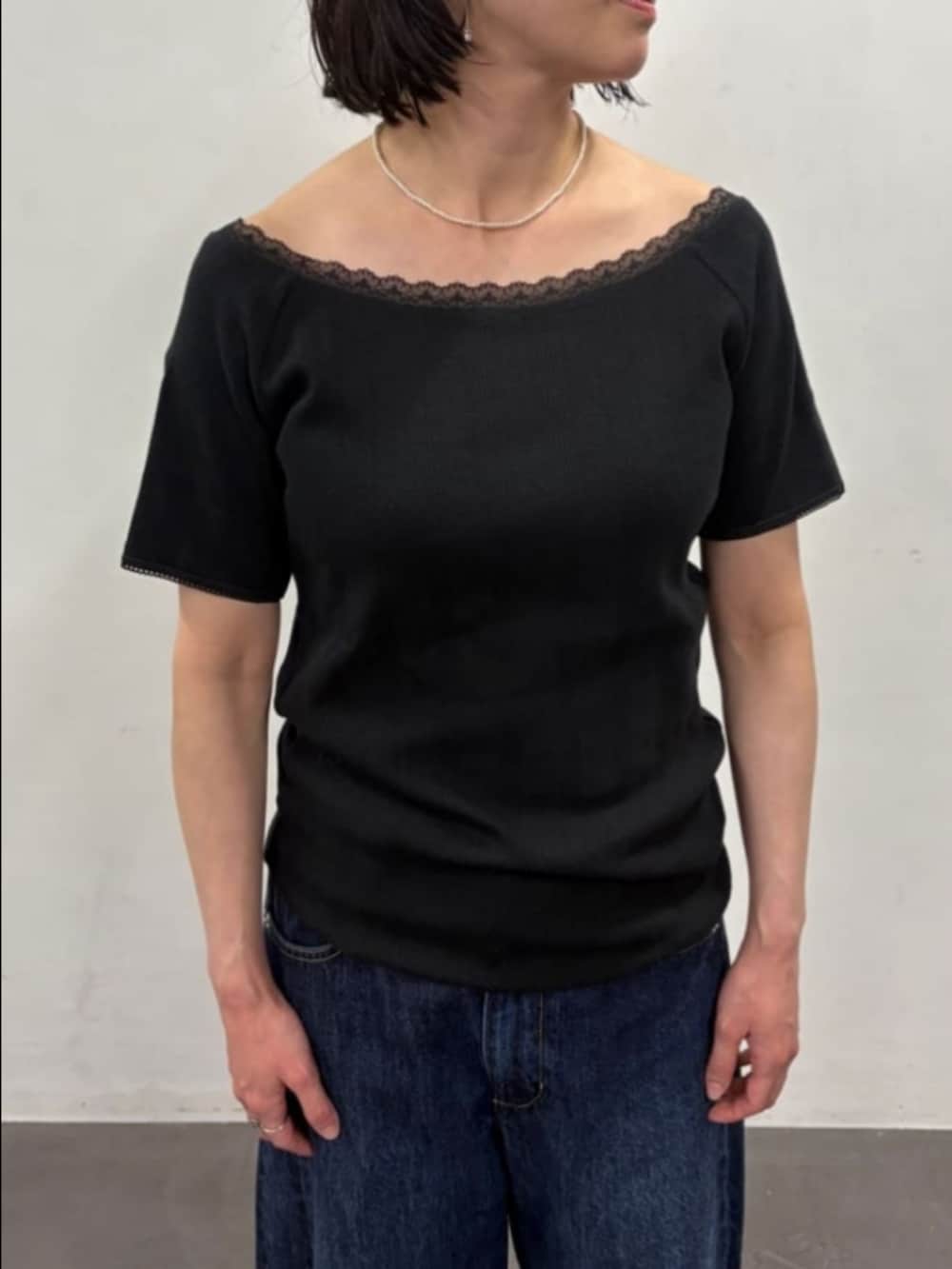 ブラック系のTシャツ/カットソー、ブルー系のデニムパンツを着用したレディースの夏コーディネートの4枚目の写真