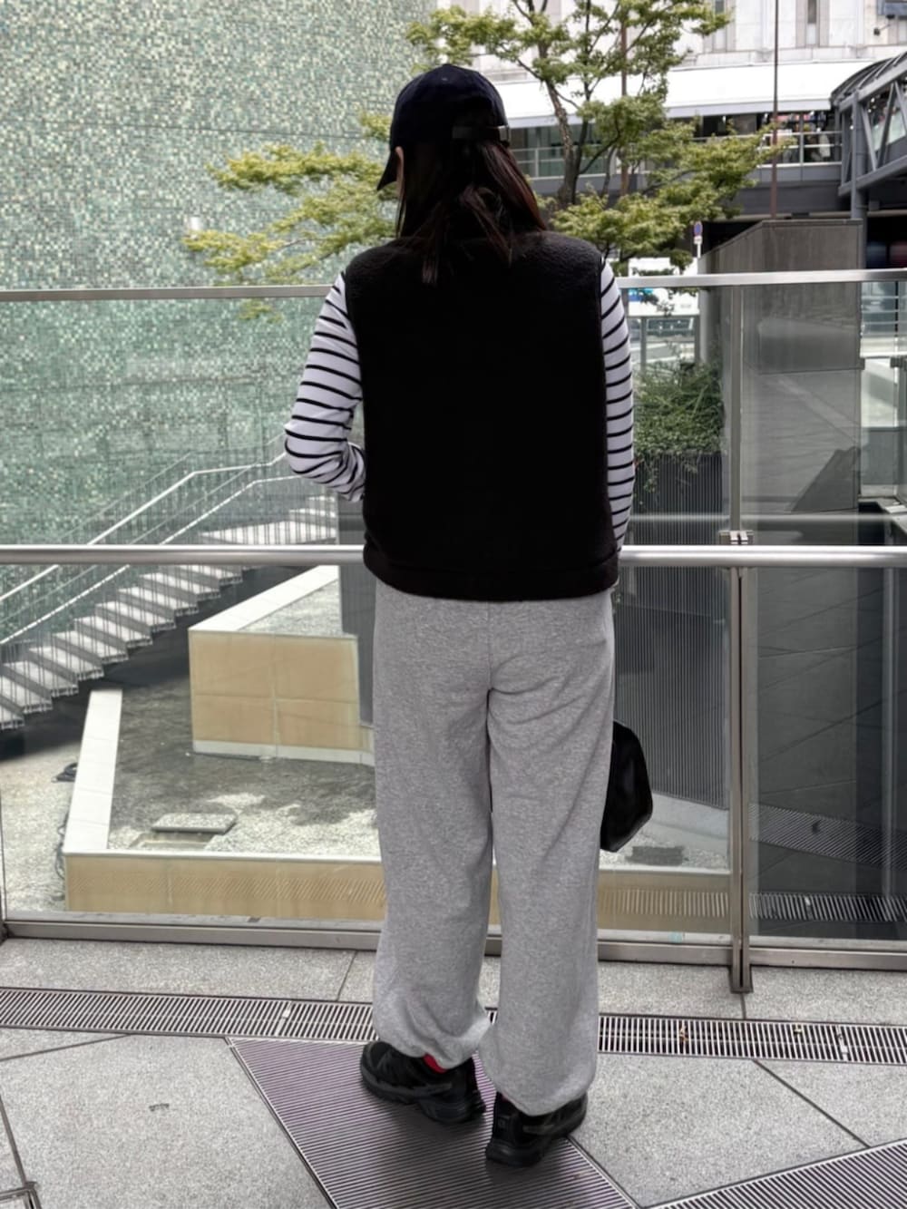 グレー系のスウェットパンツを着用したレディースの秋コーディネートの3枚目の写真