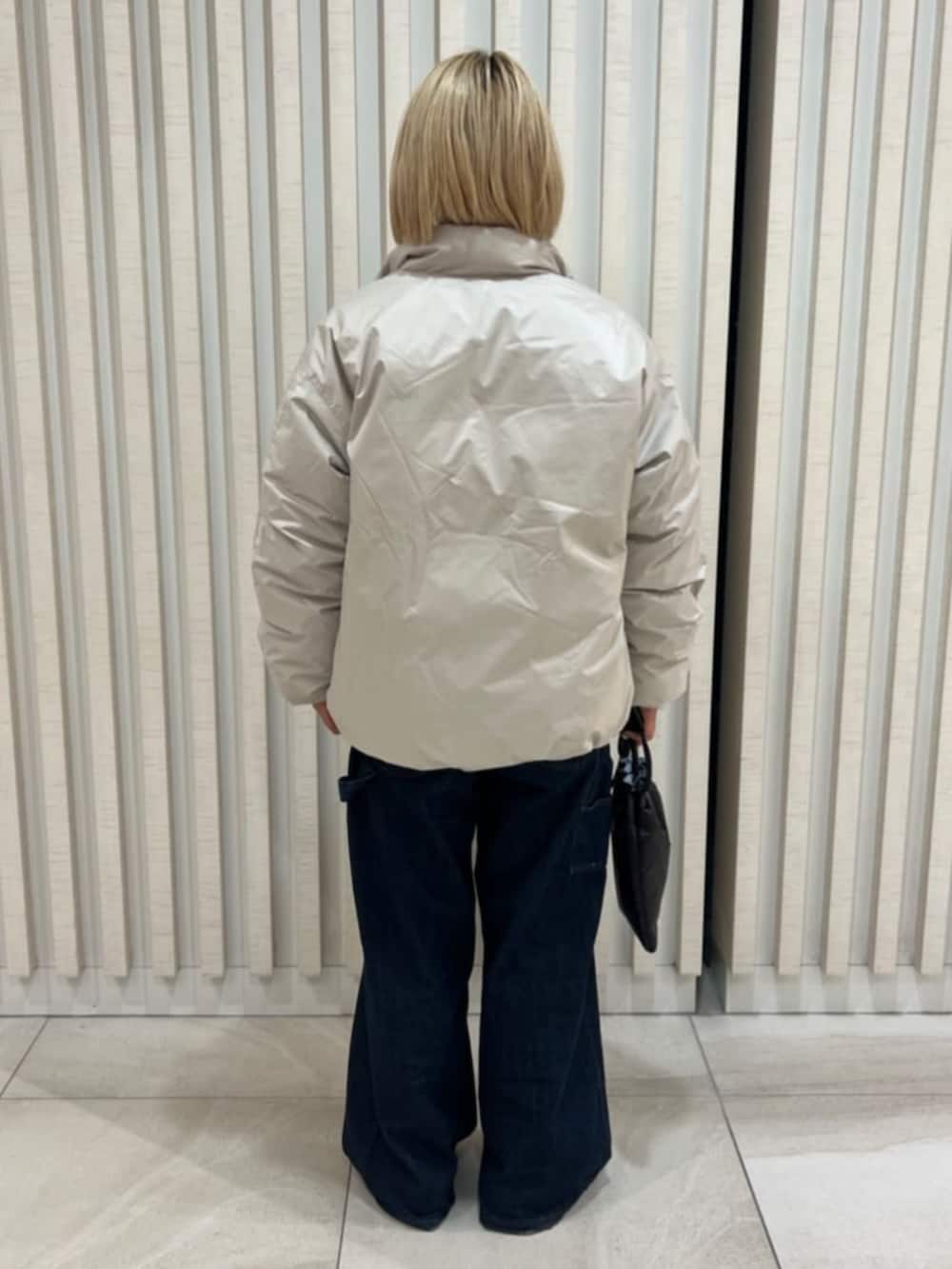 ホワイト系のダウンジャケット/コートを着用したレディースの冬コーディネートの3枚目の写真