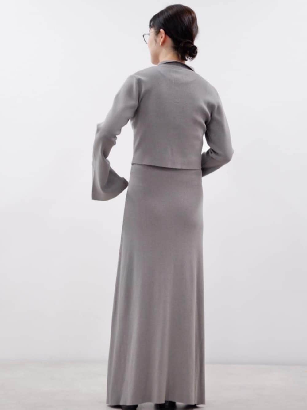 ブラック系のショルダーバッグ、グレー系のワンピースを着用したレディースの秋コーディネートの2枚目の写真