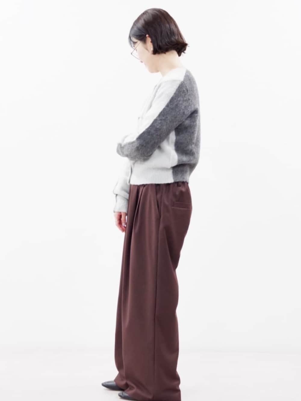 ブラウン系のスラックス、グレー系のカーディガン/ボレロを着用したレディースの秋コーディネートの2枚目の写真