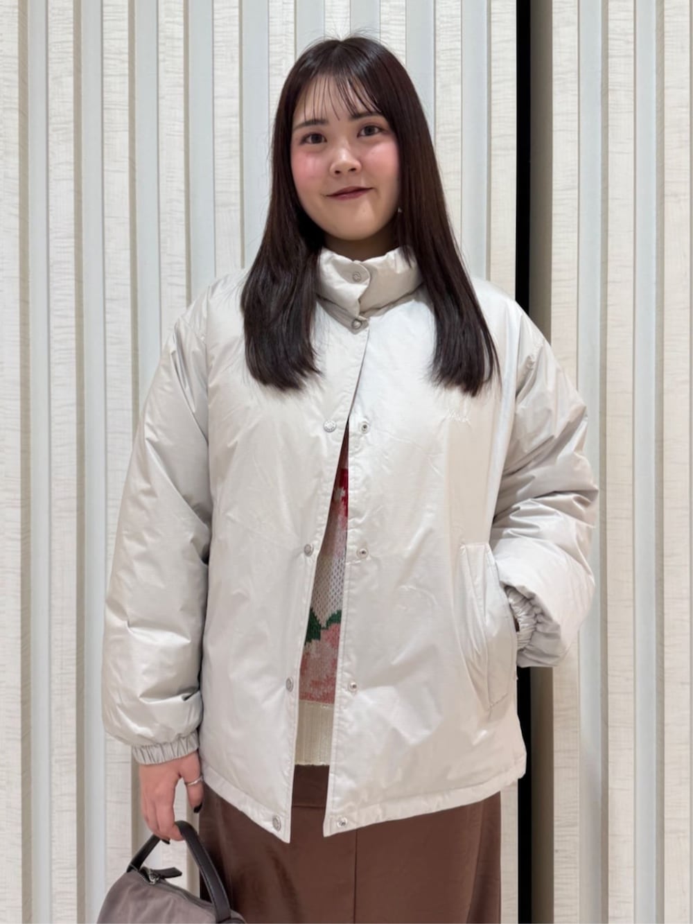 ホワイト系のダウンジャケット/コートを着用したレディースの冬コーディネートの4枚目の写真