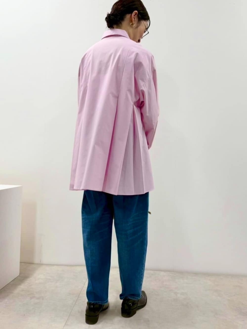 ブラック系のローファー、ピンク系のシャツ/ブラウス、ベージュ系のボストンバッグを着用したレディースの冬コーディネートの3枚目の写真