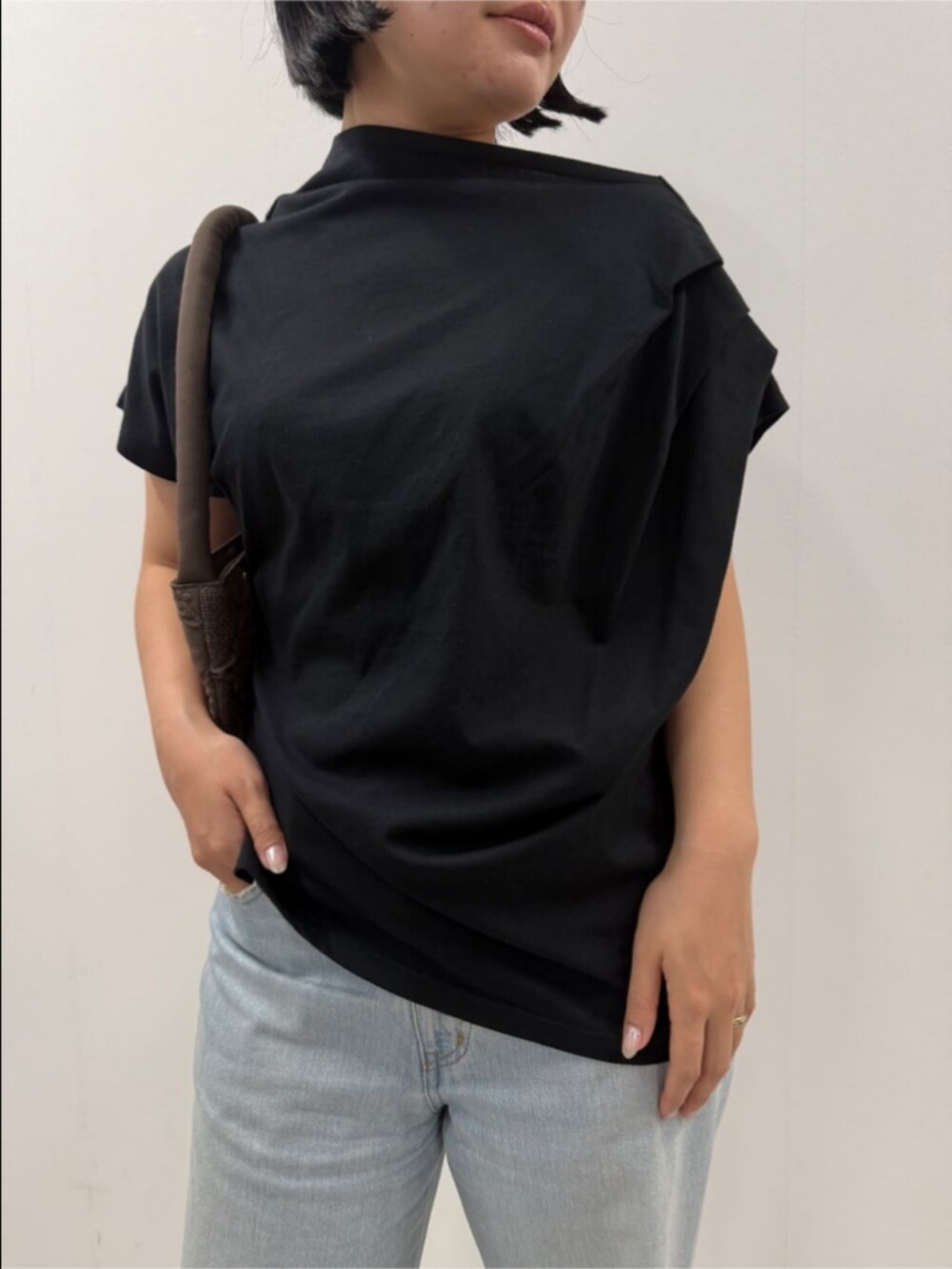 ブラック系のTシャツ/カットソー、ブラウン系のハンドバッグを着用したレディースの夏コーディネートの3枚目の写真