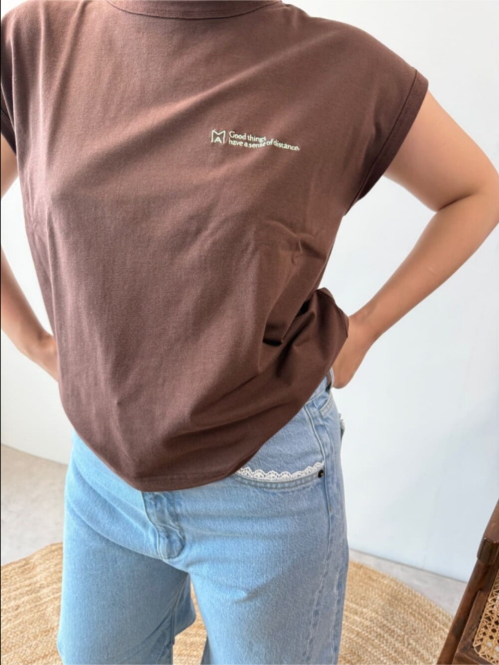 ブラウン系のTシャツ/カットソーを着用したレディースの夏コーディネートの2枚目の写真