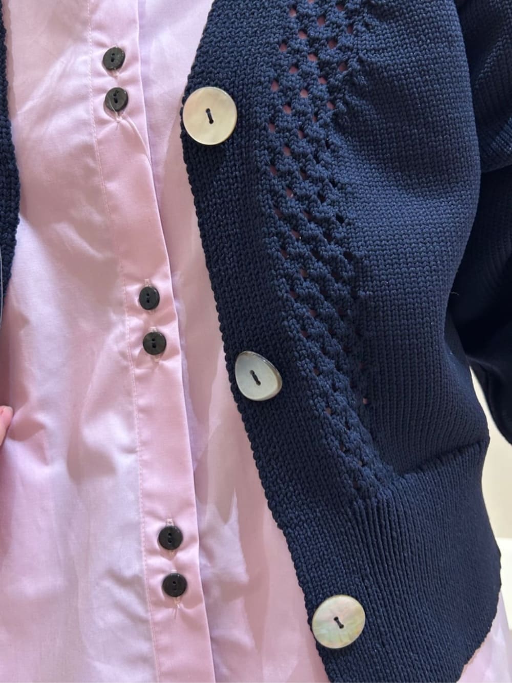 ブラック系のハンドバッグ、ブルー系のカーディガン/ボレロ、ピンク系のシャツ/ブラウスを着用したレディースの冬コーディネートの4枚目の写真