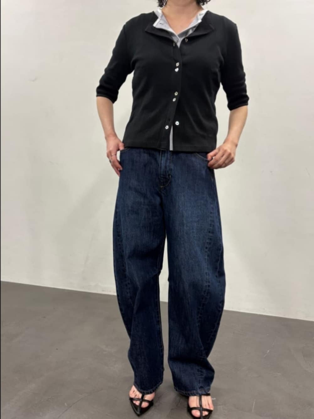 ブラック系のカーディガン/ボレロ、グレー系のカーディガン/ボレロ、ブルー系のデニムパンツを着用したレディースの夏コーディネートの4枚目の写真