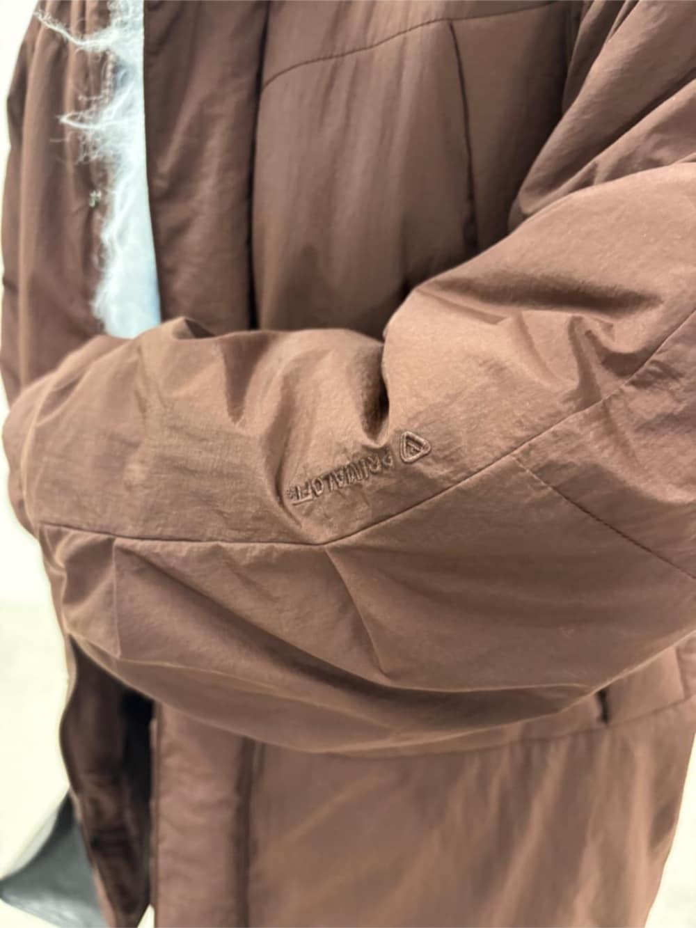 ブラック系のボストンバッグ、ブラウン系のブルゾン、ブルー系のカーディガン/ボレロを着用したレディースの秋コーディネートの6枚目の写真