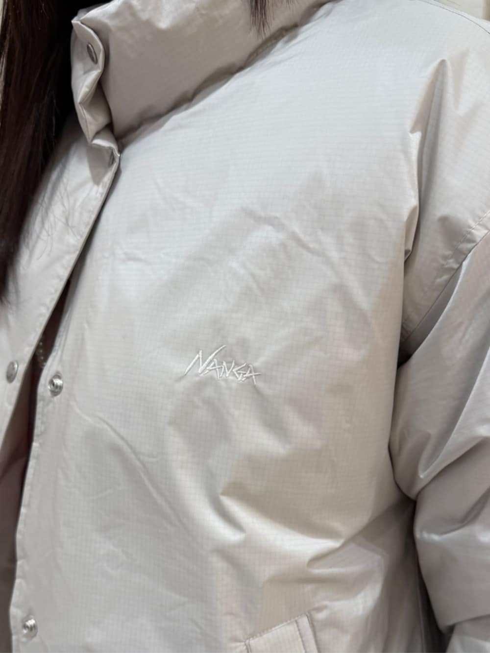 ホワイト系のダウンジャケット/コートを着用したレディースの冬コーディネートの5枚目の写真