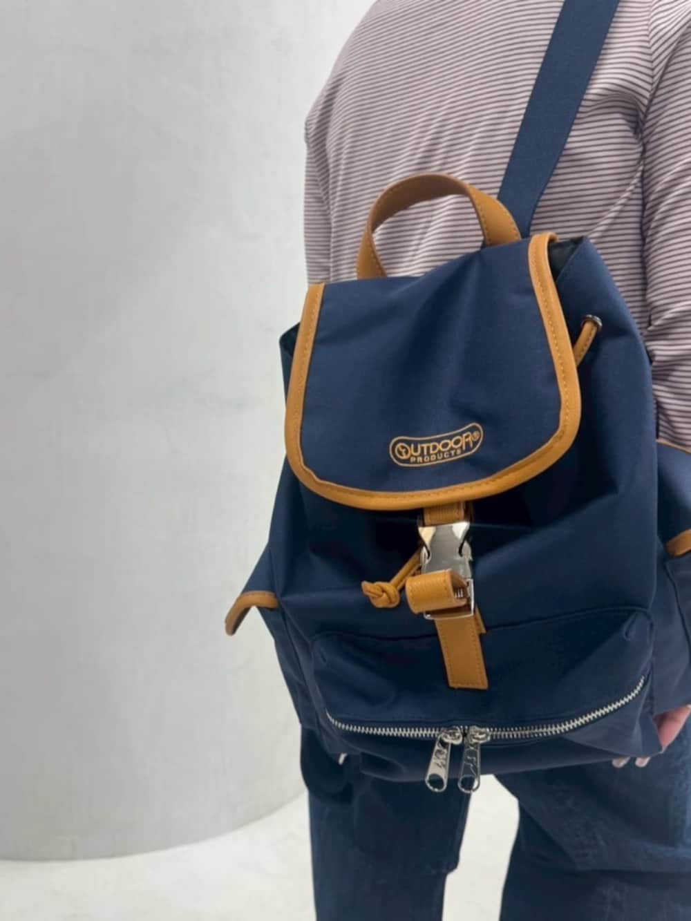 ピンク系のカーディガン/ボレロ、ブルー系のバックパック/リュックを着用したレディースの春コーディネートの3枚目の写真