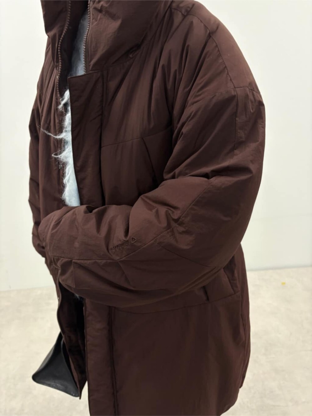 ブラック系のボストンバッグ、ブラウン系のブルゾン、ブルー系のカーディガン/ボレロを着用したレディースの秋コーディネートの5枚目の写真