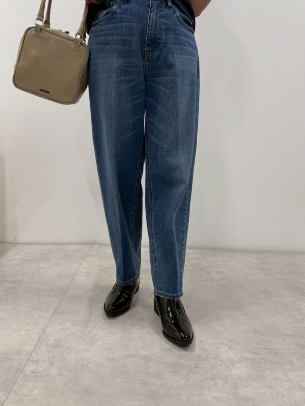 ブラック系のローファー、ブルー系のカーディガン/ボレロ、ブルー系のデニムパンツを着用したレディースの冬コーディネートの7枚目の写真