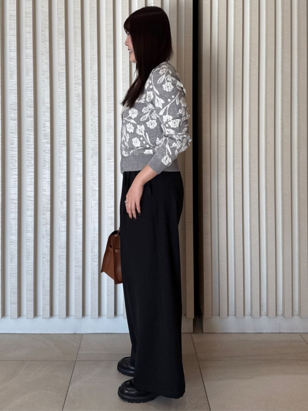 グレー系のカーディガン/ボレロを着用したレディースの冬コーディネートの2枚目の写真