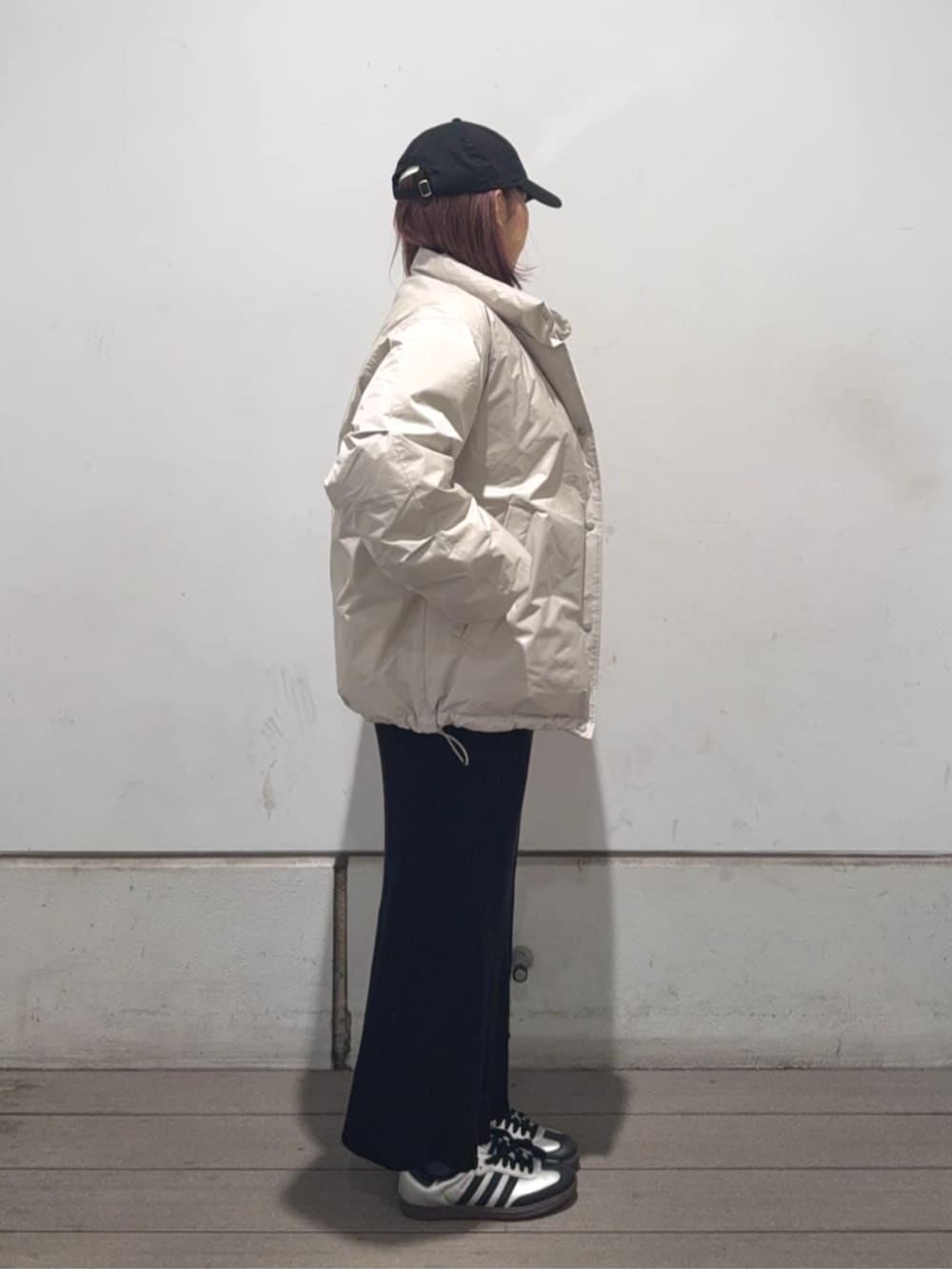 ホワイト系のダウンジャケット/コートを着用したレディースの冬コーディネートの4枚目の写真