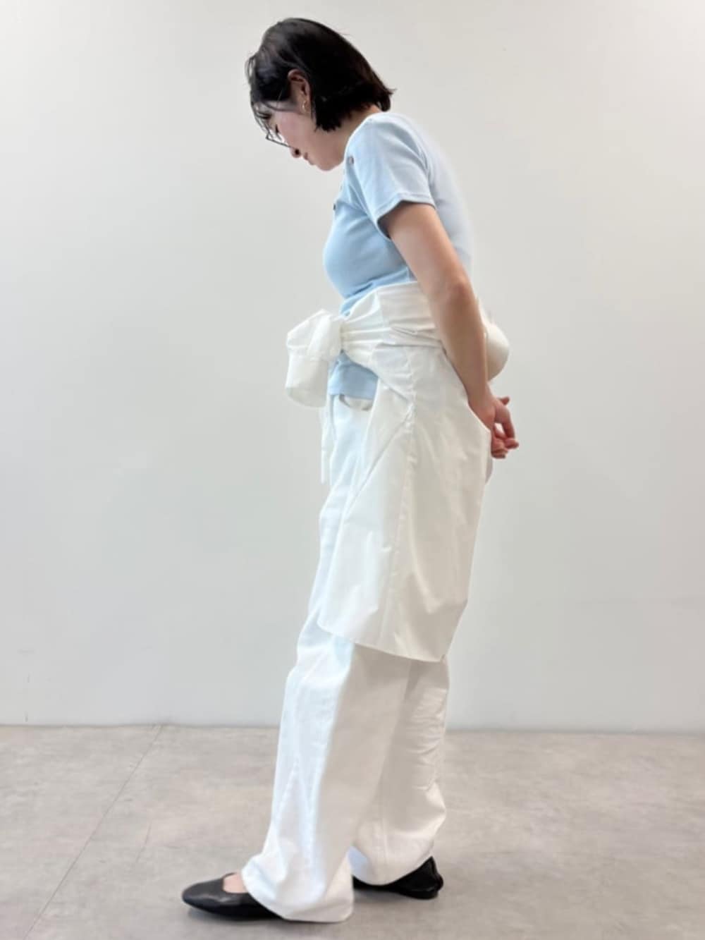 ホワイト系のシャツ/ブラウス、ホワイト系のデニムパンツ、ブルー系のTシャツ/カットソーを着用したレディースの春コーディネートの2枚目の写真