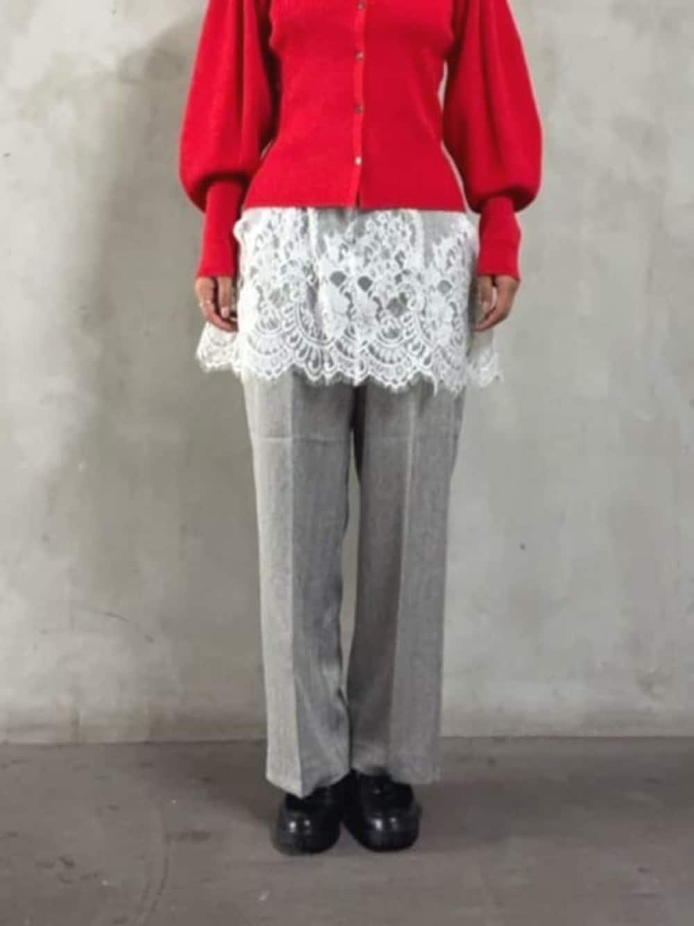 レッド系のカーディガン/ボレロ、ベージュ系のスラックスを着用したレディースの秋コーディネートの7枚目の写真