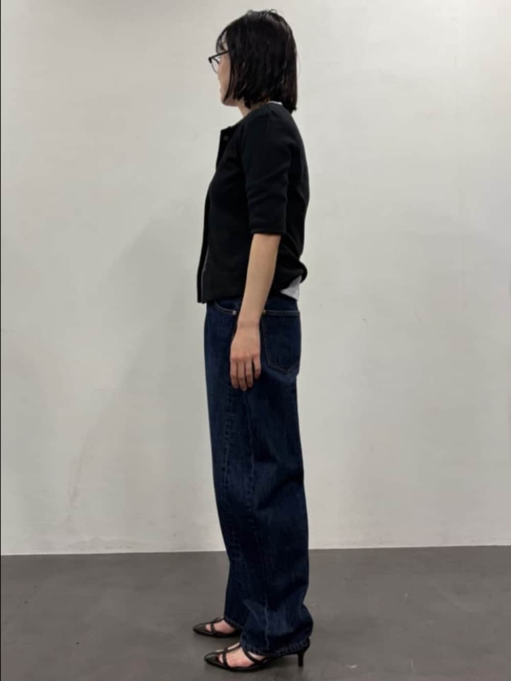 ブラック系のカーディガン/ボレロ、グレー系のカーディガン/ボレロ、ブルー系のデニムパンツを着用したレディースの夏コーディネートの2枚目の写真