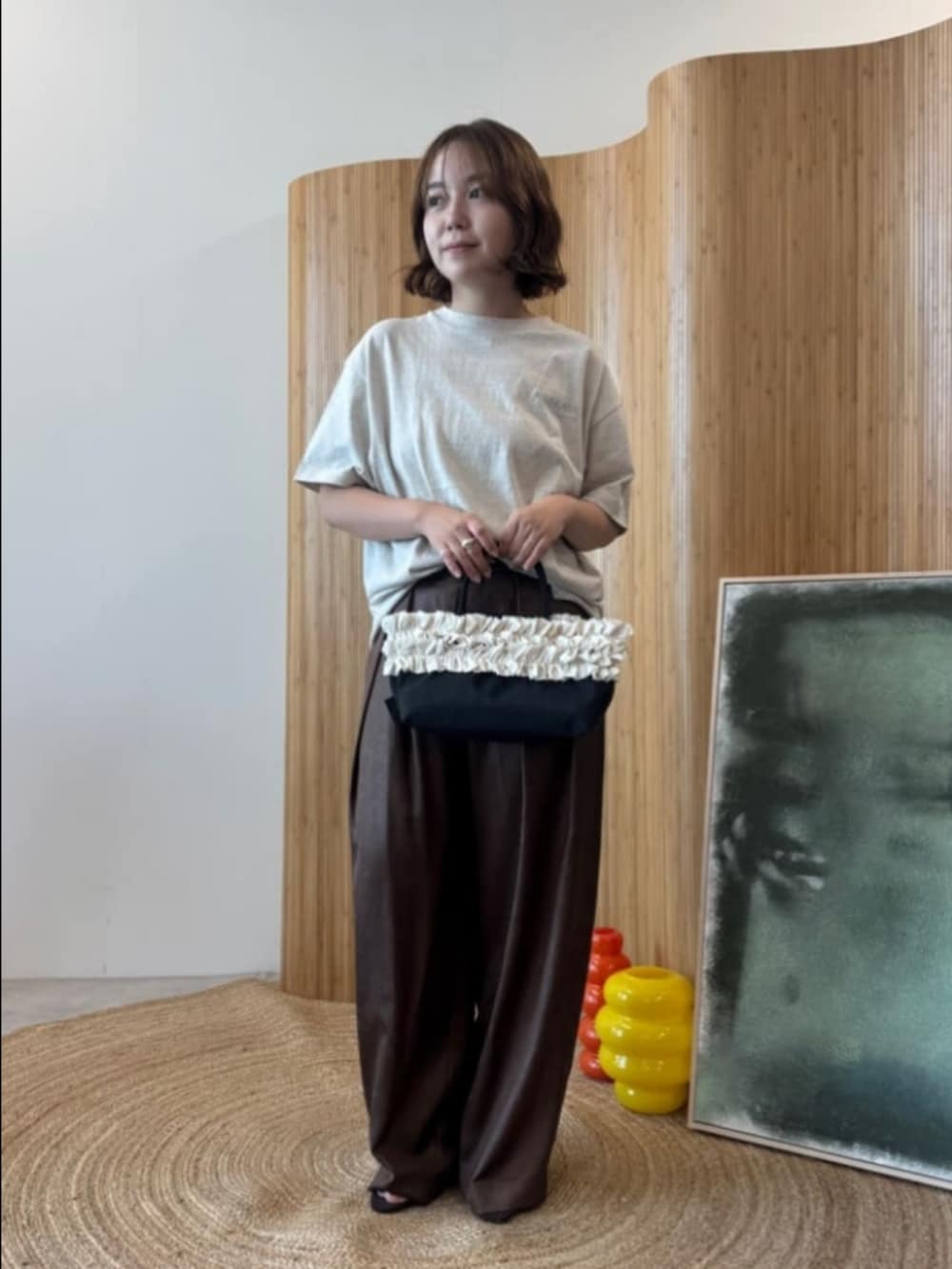 ホワイト系のTシャツ/カットソー、ブラック系のハンドバッグを着用したレディースの夏コーディネートの2枚目の写真