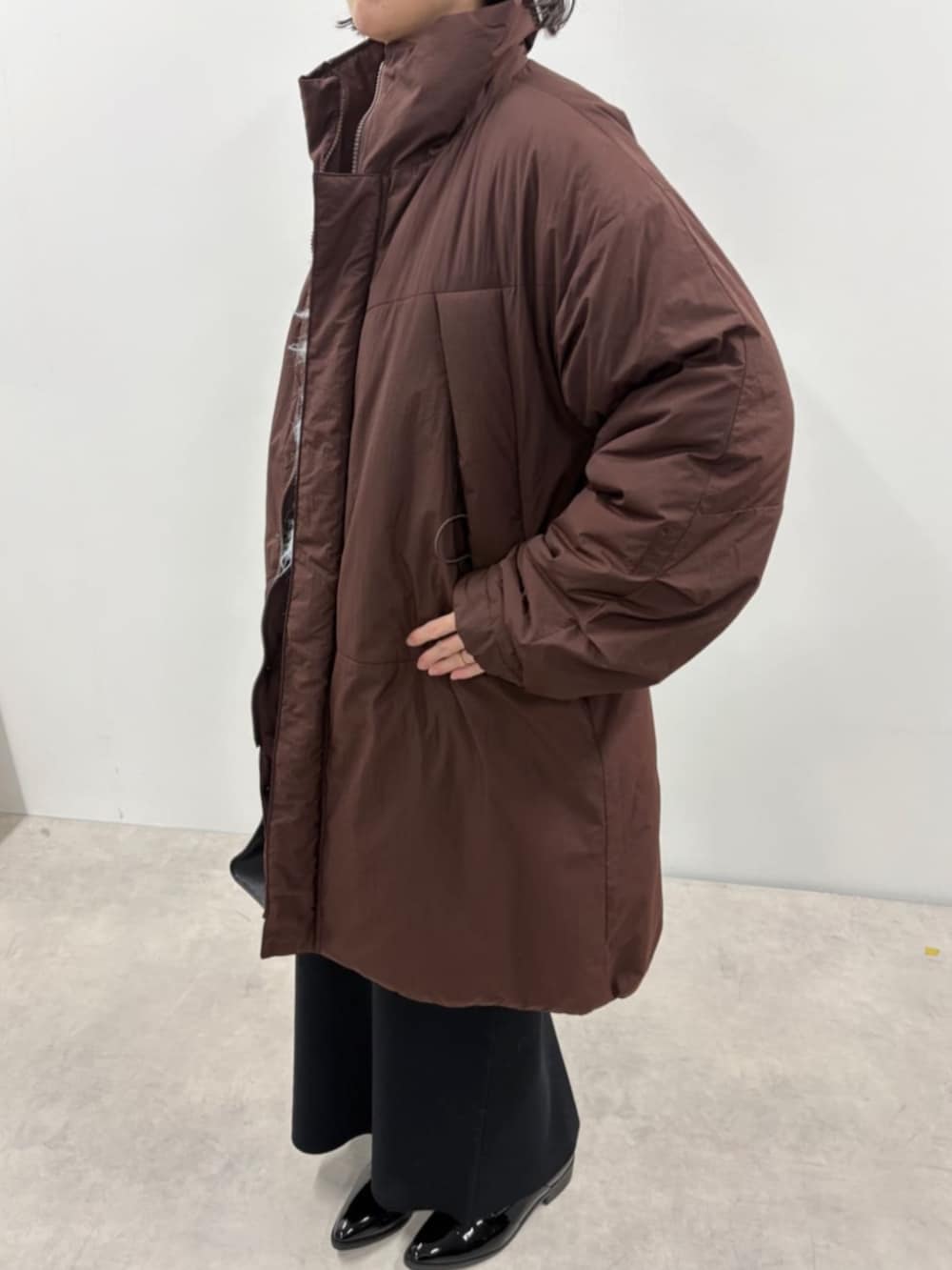 ブラック系のボストンバッグ、ブラウン系のブルゾン、ブルー系のカーディガン/ボレロを着用したレディースの秋コーディネートの4枚目の写真