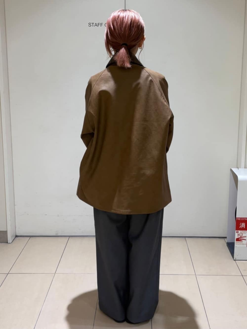 ピンク系のカーディガン/ボレロ、イエロー系のブルゾン、グレー系のスラックスを着用したレディースの冬コーディネートの3枚目の写真