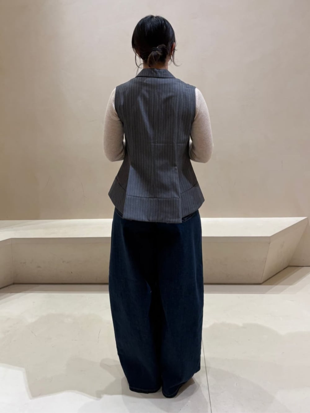 ブラック系のトートバッグ、グレー系のベストを着用したレディースの冬コーディネートの3枚目の写真