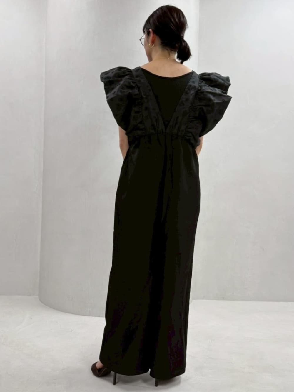 ベージュ系のボストンバッグ、ブラック系のつなぎ/オールインワンを着用したレディースの冬コーディネートの3枚目の写真