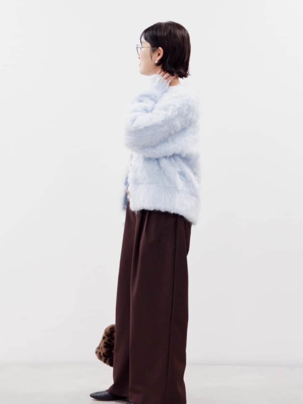 ブルー系のカーディガン/ボレロ、ブラウン系のスラックス、その他のショルダーバッグを着用したレディースの秋コーディネートの2枚目の写真