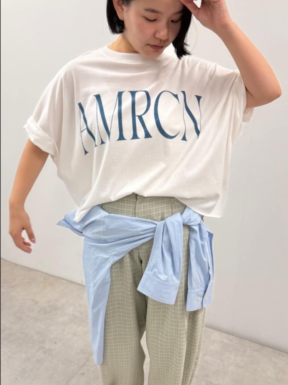 ホワイト系のTシャツ/カットソー、ブルー系のその他パンツを着用したレディースの夏コーディネートの3枚目の写真