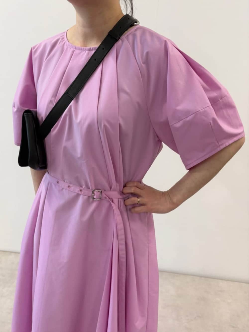 ブラック系のボディバッグ/ウエストポーチ、ピンク系のワンピースを着用したレディースの春コーディネートの4枚目の写真