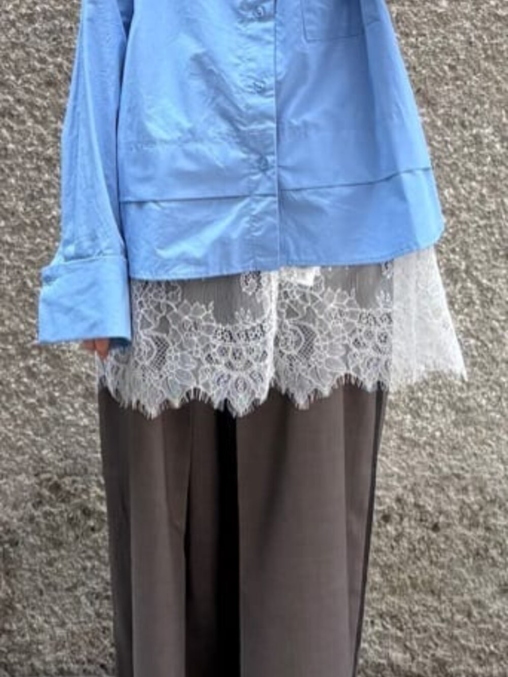 ブルー系のシャツ/ブラウス、グレー系のスラックスを着用したレディースの秋コーディネートの4枚目の写真